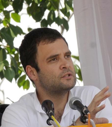 You are currently viewing West Bengal Election 2021 : Rahul Gandhi suspends all public rallies due to Covid-19
